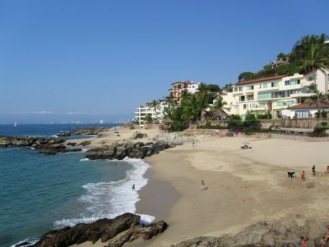 Calas rocosas y arena de Playa Conchas Chinas, Puerto Vallarta