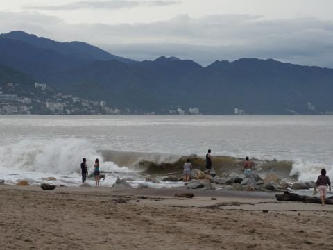 Costa de la Zona Hotelera de Puerto Vallarta con la Sierra Madre al fondo