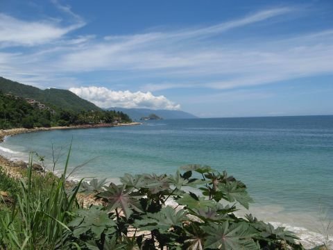 Vista de Playa Las Gemelas y la costa sur de la Bahía de Banderas