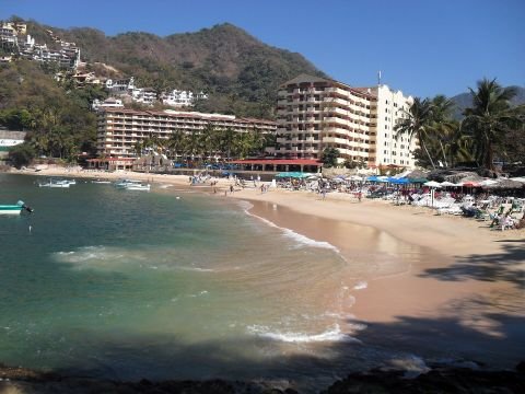Cala en forma de herradura de Playa Mismaloya, Puerto Vallarta
