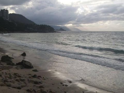 Oleaje suave en Playa Palmares, costa sur de Puerto Vallarta