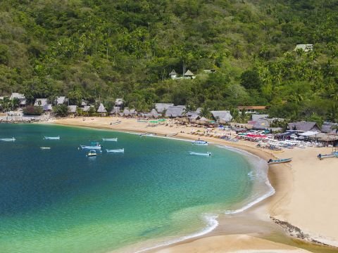 Bahía y playa de Yelapa vistas desde lo alto